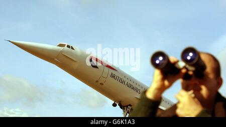 Ein begeisterter Plane Spotter an den Ständen unter dem Modell der Concorde in Heathrow, London Terminal wartet auf die Ankunft des letzten Concorde Flug am Flughafen Heathrow, von New York, markiert das Ende einer Ära der Überschallreisen. * der große Vogel, vollgepackt mit einer Vielzahl von Sternen, wird von einer Menge von Tausenden begrüßt werden. Es ist das letzte Mal, dass Passagiere den Atlantik in dem berühmten Flugzeug überqueren können, das von British Airways außer Dienst gestellt wird. Stockfoto