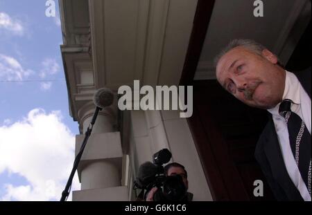 George Galloway verlässt das Swinton House im Zentrum von London, nachdem er von seinem Ausschluß aus der Labour Party nach einer zweitägigen Anhörung erfahren hatte. Stockfoto