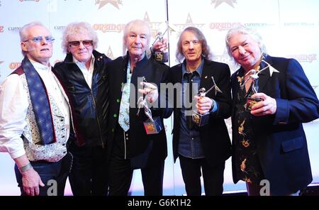 (Von links nach rechts) Martin Chambers, Ian Hunter, Pete Overend Watts, Verden Allen und Mick Ralphs von Mott the Hoople mit ihrem herausragenden Beitrag beim Classic Rock Roll of Honor im Roundhouse, Camden, London. Stockfoto