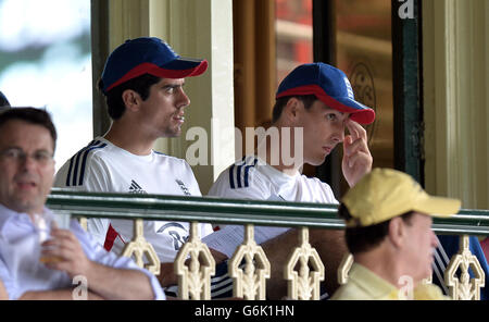 Englands Alastair Cook (links) und Steven Finn (rechts) blicken vom Balkon des Ankleidezimmers auf, während der Regen während eines internationalen Spiels auf dem Sydney Cricket Ground, Sydney, aufhört zu spielen. Stockfoto