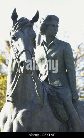 Eine bronzene Reiterstatue, die die Queen on Horseback auf dem höchsten Punkt des Reites von Queen Anne darstellt, Windsor Great Park, wo Königin Elizabeth II. In Begleitung des Herzogs von Edinburgh die Statue des Bildhauers Philip Jackson zu Ehren des Goldenen Jubiläums Ihrer Majestät enthüllte. Stockfoto