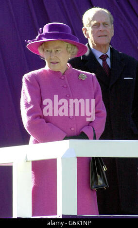 Die Königin Elizabeth II. In Begleitung des Duke of Edinburgh vor der Enthüllung einer bronzenen Reiterstatue, die Ihre Majestät auf dem Pferderennen am höchsten Punkt auf Queen Anne's Ride, Windsor Great Park, darstellt. Die Statue wurde vom Bildhauer Philip Jackson angefertigt und vom Crown Estate zu Ehren des Goldenen Jubiläums Ihrer Majestät in Auftrag gegeben. Stockfoto