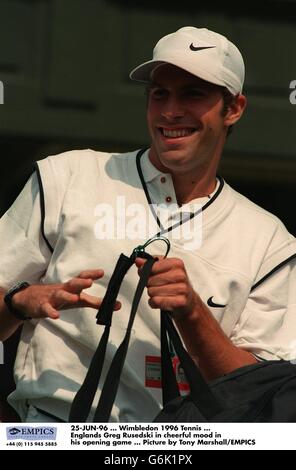 25-JUN-96 ... Wimbledon 1996 Tennis ... Englands Greg Rusedski in fröhlicher Stimmung in seinem Eröffnungsspiel ... Bild von Tony Marshall/EMPICS Stockfoto