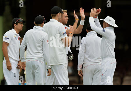Der englische Stuart Broad (Mitte) feiert die Teilnahme an einem internationalen Spiel auf dem Sydney Cricket Ground, Sydney, an Ed Cowan. Stockfoto