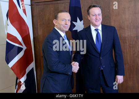 Premierminister David Cameron trifft sich mit dem australischen Premierminister Tony Abbott bei der britischen Hohen Kommission in der srilankischen Hauptstadt Colombo, wo die beiden Staats- und Regierungschefs an der Commonwealth-Konferenz der Regierungschefs teilnehmen. Stockfoto