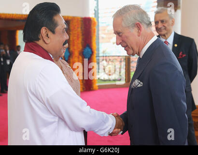 Präsident Mahinda Rajapaksa von Sri Lanka begrüßt den Prinz von Wales im Vorfeld des Commonwealth Heads of Government Meetings (CHOGM) im Nelum Pokuna Theater in Colombo, Sri Lanka. Stockfoto