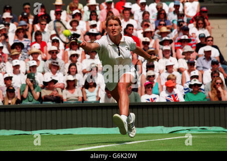 25-JUN-96, Wimbledon 1996 Tennis, Steffi Graf - Deutschland cruisen zum Sieg in ihrem Eröffnungsspiel, Picture by Laurence Griffiths/EMPICS Stockfoto