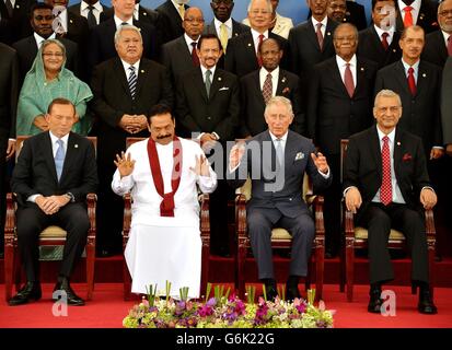 Der australische Premierminister Tony Abbott, der Präsident von Sri Lanka Mahinda Rajapaksa, der Prinz von Wales und Generalsekretär des Commonwealth Kamalesh Sharma (erste Reihe, von links nach rechts), posieren für das "Familienfoto" beim Commonwealth Heads of Government Meeting (CHOGM) im Nelum Pokuna Theater in Colombo, Sri Lanka. Stockfoto