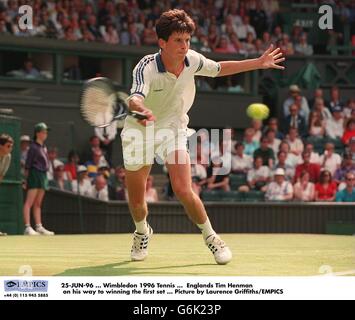 25-JUN-96. Wimbledon 1996 Tennis. Englands Tim Henman auf dem Weg zum ersten Satz gegen Kafelnikov. Bild von Laurence Griffiths/EMPICS Stockfoto