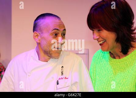 Chefkoch Michel Roux, Jr und Janet Street-Porter bei der Eröffnung der BBC Good Food Show London im Londoner Olympia Exhibition Centre, London. Stockfoto