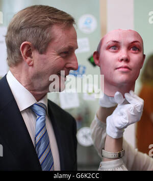 Taoiseach Enda Kenny posiert mit einer Maske, während er das Programm von vier neuen Ausstellungen für 2014 in der Science Gallery am Trinity College startet. Die Maske wurde mit Spuren menschlicher DNA erstellt, die auf Zigarettenkippen in den Straßen von Dublin gefunden wurden und in ein Labor gebracht und eine DNA-Extraktion durchgeführt wurde. Bestimmte Regionen der DNA wurden mit einer Technik namens PCR - Polymerase-Kettenreaktion verstärkt. Dies ermöglicht es, bestimmte Regionen des Genoms zu untersuchen, die dazu neigen, von Person zu Person zu variieren, was als Single Nucleotid Polymorphisms (SNP) bekannt ist. Stockfoto