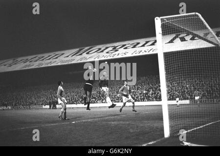 Ali, Torhüter des türkischen Teams Goztepe Izmir, streut seine Hände, als er sich in der zweiten Etappe des Spiels der Europapokal-Sieger im Ninian Park, Cardiff, um Cardiff zu retten. Obwohl Cardiff das Spiel mit 1:0 gewann, verlor sie das Spiel mit 1-3 auf der Gesamtmenge. Stockfoto