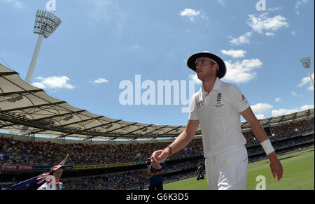 Cricket - The Ashes 2013-14 - erster Test - Australien gegen England - Tag zwei - The Gabba. Am zweiten Tag des ersten Ashes-Tests auf der Gabba, Brisbane, Australien, kommt die englische Stuart Road ins Feld. Stockfoto