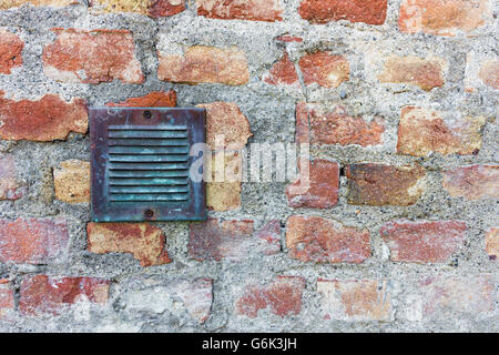 Messingplakette an der alten Stadtmauer Stockfoto