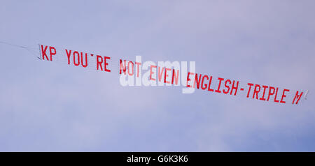 Cricket - The Ashes 2013-14 - erster Test - Australien gegen England - Tag zwei - The Gabba. Ein Flugzeug fliegt am zweiten Tag des ersten Ashes-Tests auf der Gabba, Brisbane, Australien, ein Schild über den Boden. Stockfoto