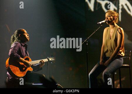 Sänger Dido spielt live auf der Bühne während der MTV Europe Music Awards 2003 im Western Harbour in Leith, Edinburgh. Stockfoto