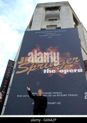Jerry Springer außerhalb Cambridge Theatre Stockfoto