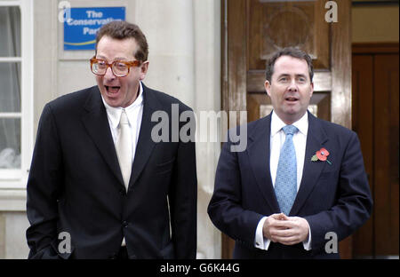 Dr. Liam Fox (rechts) und Lord Maurice Saatchi, die neu ernannten Ko-Vorsitzenden der Konservativen Partei, posieren für Fotografen vor den konservativen Hauptquartieren in London. Lord Saatchi wird sich auf die Führung des konservativen Zentralbüros konzentrieren und Dr. Fox wird sich auf die Beziehungen innerhalb der Partei konzentrieren und die Botschaft der Konservativen an das Land „verkaufen“. Stockfoto