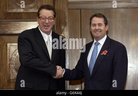 Dr. Liam Fox (rechts) und Lord Maurice Saatchi, die neu ernannten Co-Vorsitzenden der Konservativen Partei, schütteln sich die Hände vor dem konservativen Hauptquartier in London. Lord Saatchi wird sich auf die Führung des konservativen Zentralbüros konzentrieren und Dr. Fox wird sich auf die Beziehungen innerhalb der Partei konzentrieren und die konservative Botschaft an das Land "verkaufen". Stockfoto