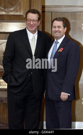 Dr. Liam Fox (rechts) und Lord Maurice Saatchi, die neu ernannten Ko-Vorsitzenden der Konservativen Partei, posieren für Fotografen vor den konservativen Hauptquartieren in London. Lord Saatchi wird sich auf die Führung des konservativen Zentralbüros konzentrieren und Dr. Fox wird sich auf die Beziehungen innerhalb der Partei konzentrieren und die Botschaft der Konservativen an das Land „verkaufen“. Stockfoto