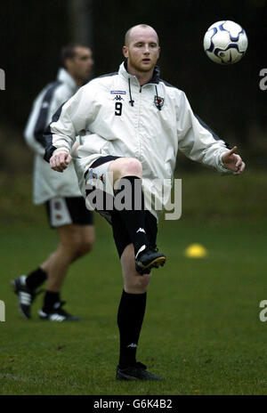 Der walisische Stürmer John Hartson erwärmt sich auf dem Trainingsgelände der Universität Glamorgan in Cardiff vor der ersten Etappe des EM 2004-Spiels gegen Russland in Moskau. Stockfoto