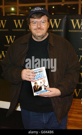 Autor und Dokumentarfilmer Michael Moore bei der Unterzeichnung seines neuen Buches "dende, wo ist mein Land?" Am Waterstones Piccadilly im Zentrum von London. Stockfoto