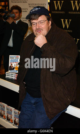 Autor und Dokumentarfilmer Michael Moore bei der Unterzeichnung seines neuen Buches "dende, wo ist mein Land?" Am Waterstones Piccadilly im Zentrum von London. Stockfoto