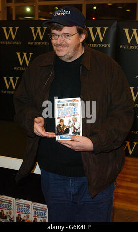 Autor und Dokumentarfilmer Michael Moore bei der Unterzeichnung seines neuen Buches "dende, wo ist mein Land?" Am Waterstones Piccadilly im Zentrum von London. Stockfoto