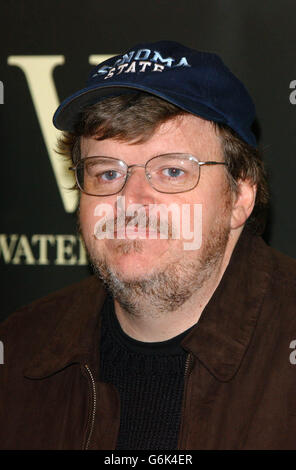 Autor und Dokumentarfilmer Michael Moore bei der Unterzeichnung seines neuen Buches "dende, wo ist mein Land?" Am Waterstones Piccadilly im Zentrum von London. Stockfoto
