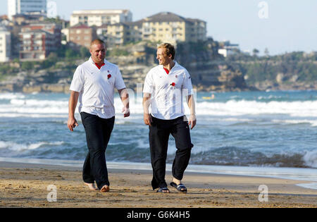 Die Engländerinnen Phil Vickery (links) und Matt Dawson nehmen vor dem Halbfinalspiel der Rugby-Weltmeisterschaft gegen Frankreich am Sonntag eine Rolle am Manly Beach in Australien ein. KEINE NUTZUNG DES MOBILTELEFONS. WEBSITES DÜRFEN WÄHREND DES SPIELS NUR ALLE FÜNF MINUTEN EIN BILD VERWENDEN Stockfoto