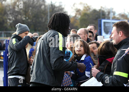 Evertons Romelu Lukaku und Kevin Mirallas (links) mit Fans, als sie zur Parade der Spieler eintreffen Stockfoto