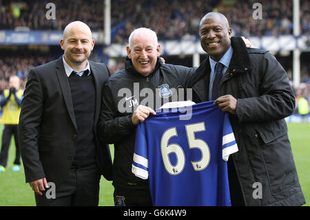 Everton Kit Manager Jimmy Martin (Mitte) während einer Halbzeitpräsentation mit den alten Jungs Lee Carsley und Kevin Campbell (rechts) Stockfoto