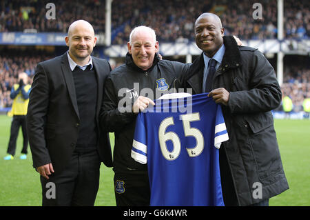 Everton Kit Manager Jimmy Martin (Mitte) während einer Halbzeitpräsentation mit den alten Jungs Lee Carsley und Kevin Campbell (rechts) Stockfoto