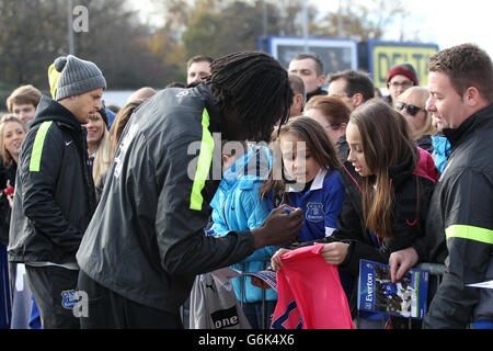 Evertons Romelu Lukaku und Kevin Mirallas (links) mit Fans, als sie zur Parade der Spieler eintreffen Stockfoto