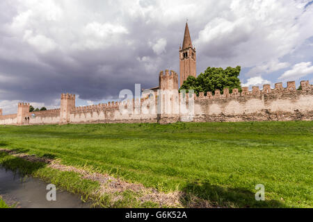 Stadtmauer von Montagnana, eines der schönsten Dörfer in Italien. Stockfoto