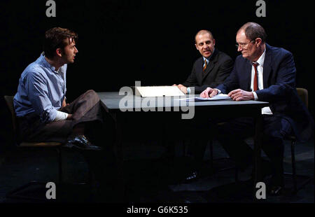 Schauspieler David Tennant (links) und Jim Broadbent (rechts) während einer Fotowand für "The Pillowman" im Cottesloe Theater, Southbank in London. Das neue Stück ist von Martin McDonagh. Stockfoto