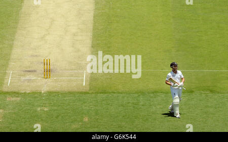 *vorher unveröffentlichtes Bild* der Engländer Jonathan Trott verlässt das Feld, nachdem er sein Wicket durch das Bowling des australischen Mitchell Johnson (nicht abgebildet) am zweiten Tag des ersten Ashes Tests in der Gabba, Brisbane, Australien, verloren hat. Stockfoto