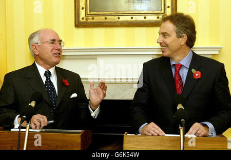 Der australische Premierminister John Howard (links) mit seinem britischen Amtskollegen Tony Blair während einer Pressekonferenz in der Downing Street. Herr Howard befindet sich auf einem fünftägigen offiziellen Besuch. Stockfoto