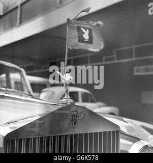 Das Abzeichen der Hasen auf einem Rolls Royce am Londoner Flughafen. Es war das Auto, das Hugh Hefner, den Playboy-Chef, nach der Ankunft am Flughafen aus Amerika nach London brachte. Er ist hier, um an der offiziellen Eröffnung seines ersten Playboy Clubs in Europa in der Londoner Park Lane teilzunehmen. Fünfzig der hundert Club Bunnies begrüßten ihn am Flughafen. Hefner ist der 40-jährige Herausgeber des Playboy Magazine und Präsident von Playboy Clubs International. Stockfoto