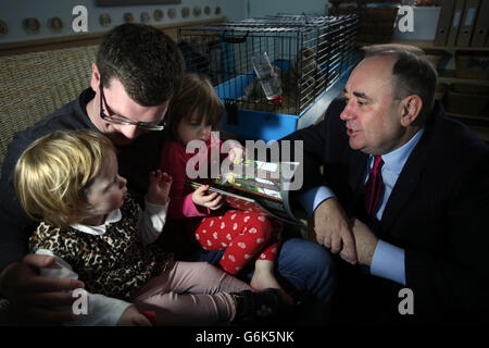 Der schottische Erstminister Alex Salmond spricht mit dem Mitarbeiter Scot Taylor während eines Besuchs in der Kindertagesstätte unter 5 Jahren im Stadtzentrum von Edinburgh. Stockfoto