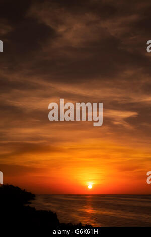 Sonnenuntergang über dem Ozean in Grand Cayman mit einer subtilen Ölgemälde-Effekt Stockfoto