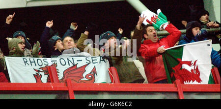 Walisische Fans feiern nach dem 0-0 Unentschieden gegen Russland in den EM 2004 Playoffs 1. Etappe im Lokomotiv Stadion, Moskau, Samstag, 15. November 2003. Stockfoto