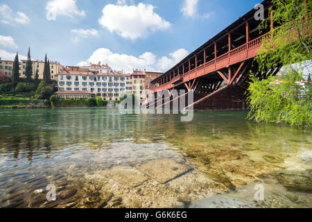 Die alte Brücke, auch genannt die Bassano Brücke oder Brücke der Alpini befindet sich in der Stadt Bassano del Grappa in der Provinc Stockfoto