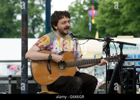 Sänger-Gitarrist bei den Leamington Peace Festival, UK Stockfoto