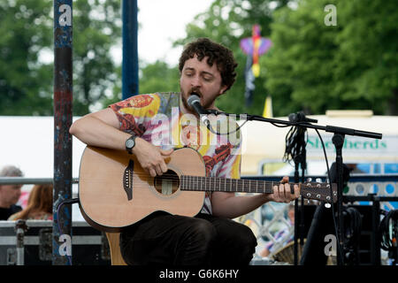 Sänger-Gitarrist bei den Leamington Peace Festival, UK Stockfoto