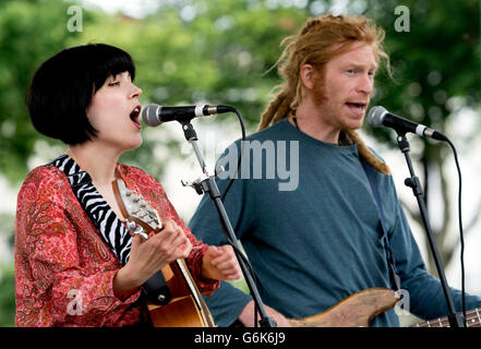 Darsteller in einer Band an der Leamington Peace Festival, UK Stockfoto