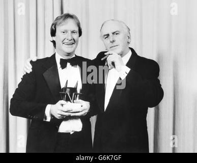 Minder-Stars Dennis Waterman und George Cole wurden bei der Preisverleihung des Magazins TV Times mit dem Editor's Special Award für das Programm ausgezeichnet. Stockfoto