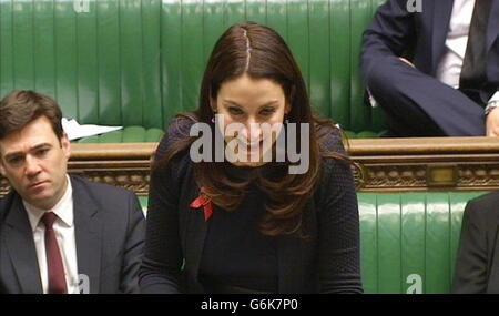 Schatten-Gesundheitsministerin Luciana Berger reagiert auf eine Erklärung von Gesundheitsministerin Jane Ellison im Unterhaus zur Überprüfung der Zigarettenverpackungen durch die Regierung. Stockfoto