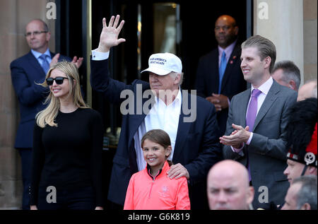 US-Präsidentschaftswahlen hoffnungsvollen Donald Trump kommt mit seiner Tochter Ivanka, Sohn Eric (rechts) und Enkelin Kai Madison Trump, bei seinem überarbeitet Trump Turnberry Golfplatz in South Ayrshire. Stockfoto