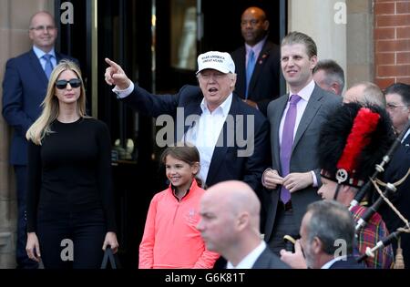 US-Präsidentschaftswahlen hoffnungsvollen Donald Trump kommt mit seiner Tochter Ivanka, Sohn Eric (rechts) und Enkelin Kai Madison Trump, bei seinem überarbeitet Trump Turnberry Golfplatz in South Ayrshire. Stockfoto